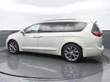 Used 2017 Chrysler Pacifica Limited image 3