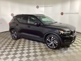 Used 2020 Volvo XC40 T4 R-Design image 3