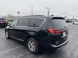 Used 2023 Chrysler Pacifica Limited image 5