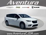 New 2025 Chrysler Pacifica Select image 1