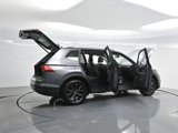 Used 2024 Volkswagen Tiguan SE w/ Panoramic Sunroof Package image 5