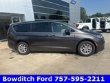 Used 2023 Chrysler Pacifica Touring-L image 4