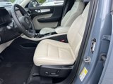 Used 2022 Volvo XC40 T4 Momentum image 5