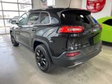 Used 2017 Jeep Cherokee Limited image 2