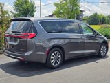 Used 2022 Chrysler Pacifica Touring-L w/ Uconnect Theater Family Group image 5