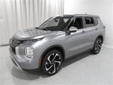 Used 2022 Mitsubishi Outlander SE image 3