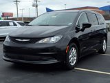 Used 2022 Chrysler Voyager LX image 2
