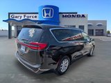 Used 2023 Chrysler Pacifica Touring-L image 2