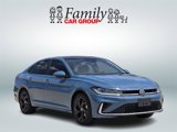 Used 2025 Volkswagen Jetta SE image 2