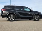 Used 2021 Toyota Highlander XLE image 3