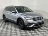 Used 2022 Volkswagen Tiguan SE image 2