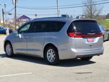 Used 2021 Chrysler Pacifica Touring-L image 4