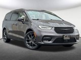 Used 2021 Chrysler Pacifica Limited w/ Uconnect Theater Family Group image 2