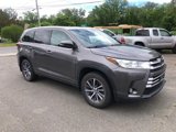 Used 2017 Toyota Highlander XLE image 3