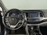 Used 2017 Toyota Highlander XLE image 3