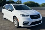 Used 2023 Chrysler Pacifica Touring-L image 2