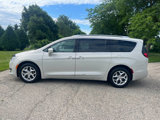 Used 2017 Chrysler Pacifica Touring-L Plus w/ Advanced Safetytec Group image 2