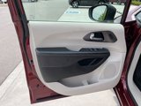 Used 2023 Chrysler Pacifica Touring-L image 5