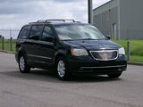 Used 2014 Chrysler Town & Country Touring image 2