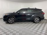 Used 2020 Toyota Highlander XLE image 2
