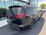 Used 2022 Chrysler Pacifica Touring-L image 3