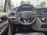Used 2022 Chrysler Pacifica Touring-L image 6