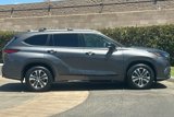 Used 2023 Toyota Highlander XLE image 3