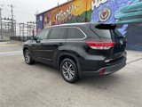 Used 2018 Toyota Highlander XLE image 3