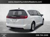 Used 2023 Chrysler Pacifica Touring-L image 5