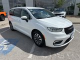 Used 2023 Chrysler Pacifica Touring-L image 2