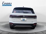 Certified 2025 Volkswagen Taos SE image 4