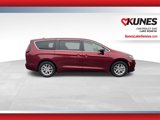 Used 2023 Chrysler Pacifica Touring-L image 3