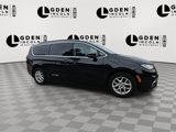 Used 2022 Chrysler Pacifica Touring-L w/ Uconnect Theater Family Group image 2