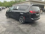 Used 2021 Chrysler Pacifica Limited w/ Uconnect Theater Family Group image 4