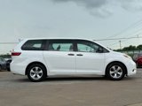 Used 2015 Toyota Sienna L image 2