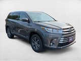 Used 2017 Toyota Highlander XLE image 3