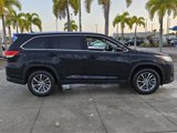 Used 2019 Toyota Highlander XLE image 3