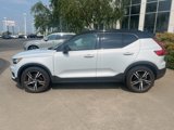Used 2022 Volvo XC40 T5 R-Design image 2