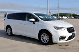 Used 2023 Chrysler Pacifica Touring-L image 6