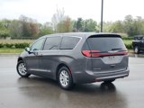 Used 2023 Chrysler Pacifica Touring-L image 3