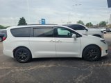 Used 2019 Chrysler Pacifica Touring-L w/ S Appearance Package image 2