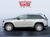 Used 2023 Jeep Grand Cherokee Laredo image 2