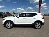 Used 2020 Volvo XC40 T4 Momentum image 2