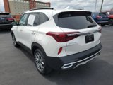 Used 2022 Kia Seltos EX image 2