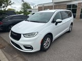 Used 2023 Chrysler Pacifica Touring-L image 2