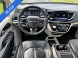 Used 2022 Chrysler Pacifica Touring-L image 3