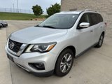 Used 2017 Nissan Pathfinder SV image 2