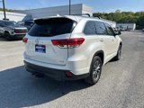 Used 2017 Toyota Highlander XLE image 2