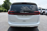 Used 2022 Chrysler Pacifica Touring-L image 6