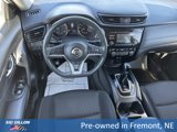 Used 2017 Nissan Rogue SV image 2